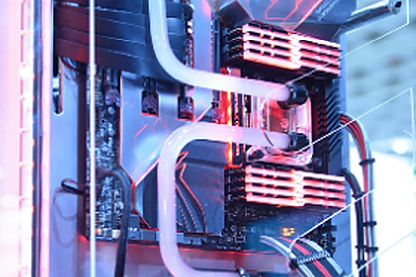 Interno di un computer aperto sul banco di laboratorio durante un intervento